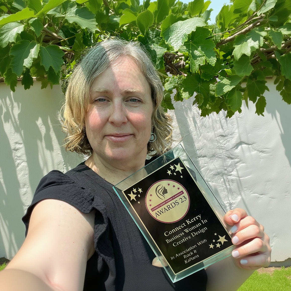 Lyndsay Lawless wins the Connect Kerry business woman in Creative design in 2023